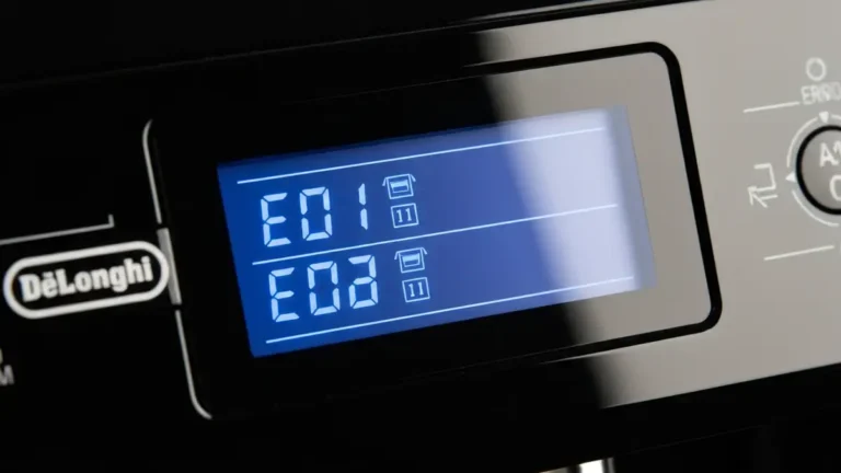 Wyświetlacz ekspresu Delonghi z kodami błędów E01–E18 na ekranie LCD