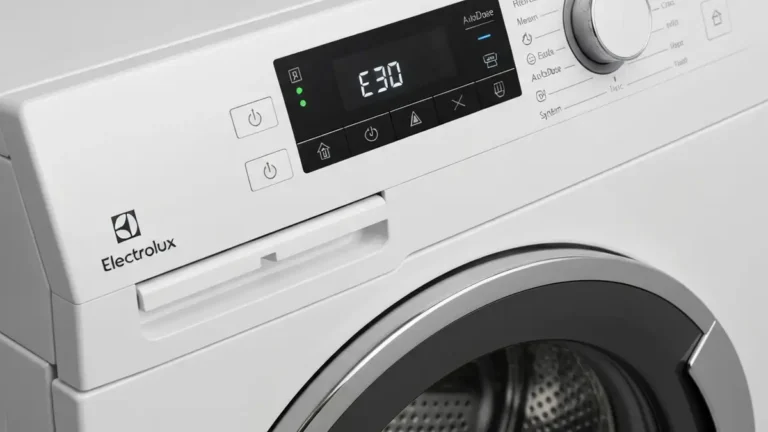 Panel sterowania pralki Electrolux z systemem AutoDose i ekranem wyświetlającym kod błędu