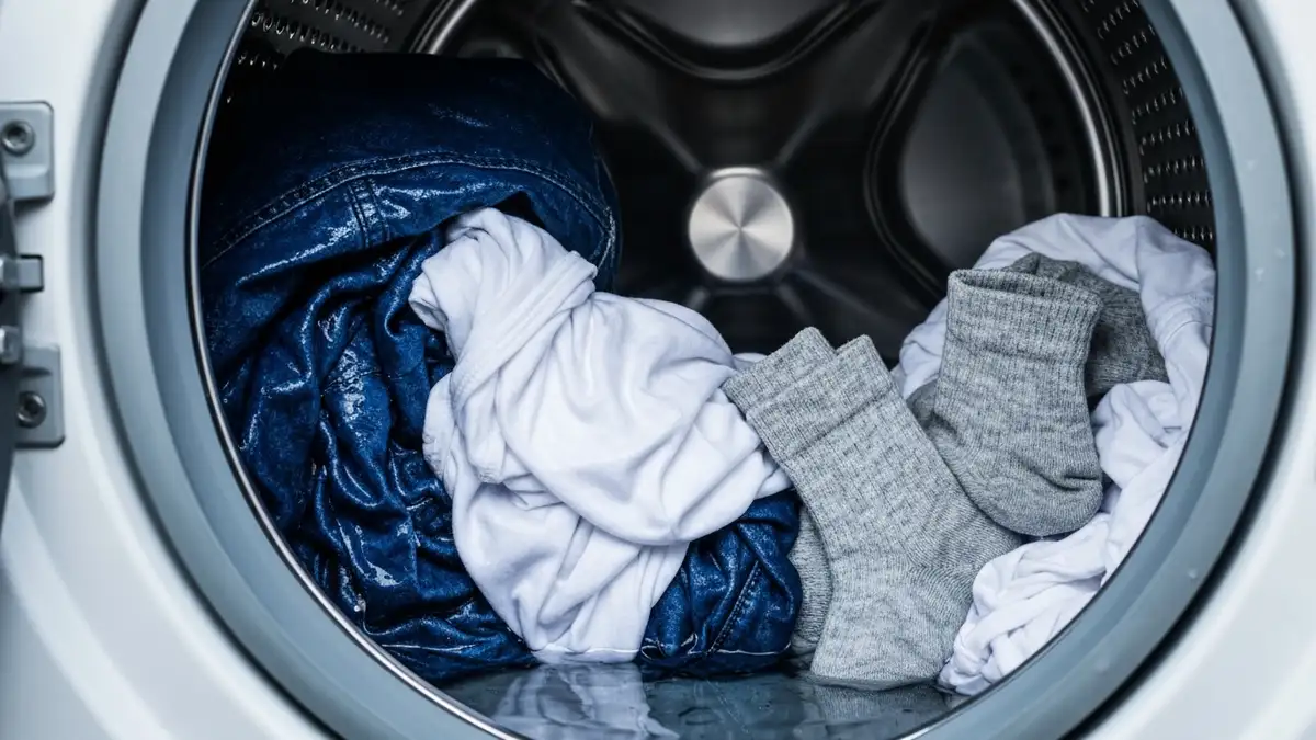 Pralka Whirlpool z otwartym bębnem – bielizna mokra, woda w zbiorniku, objawy braku wirowania