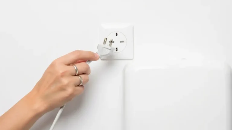 Reka wyciaga wtyczke AGD z gniazdka elektrycznego jako soft reset power-cycle